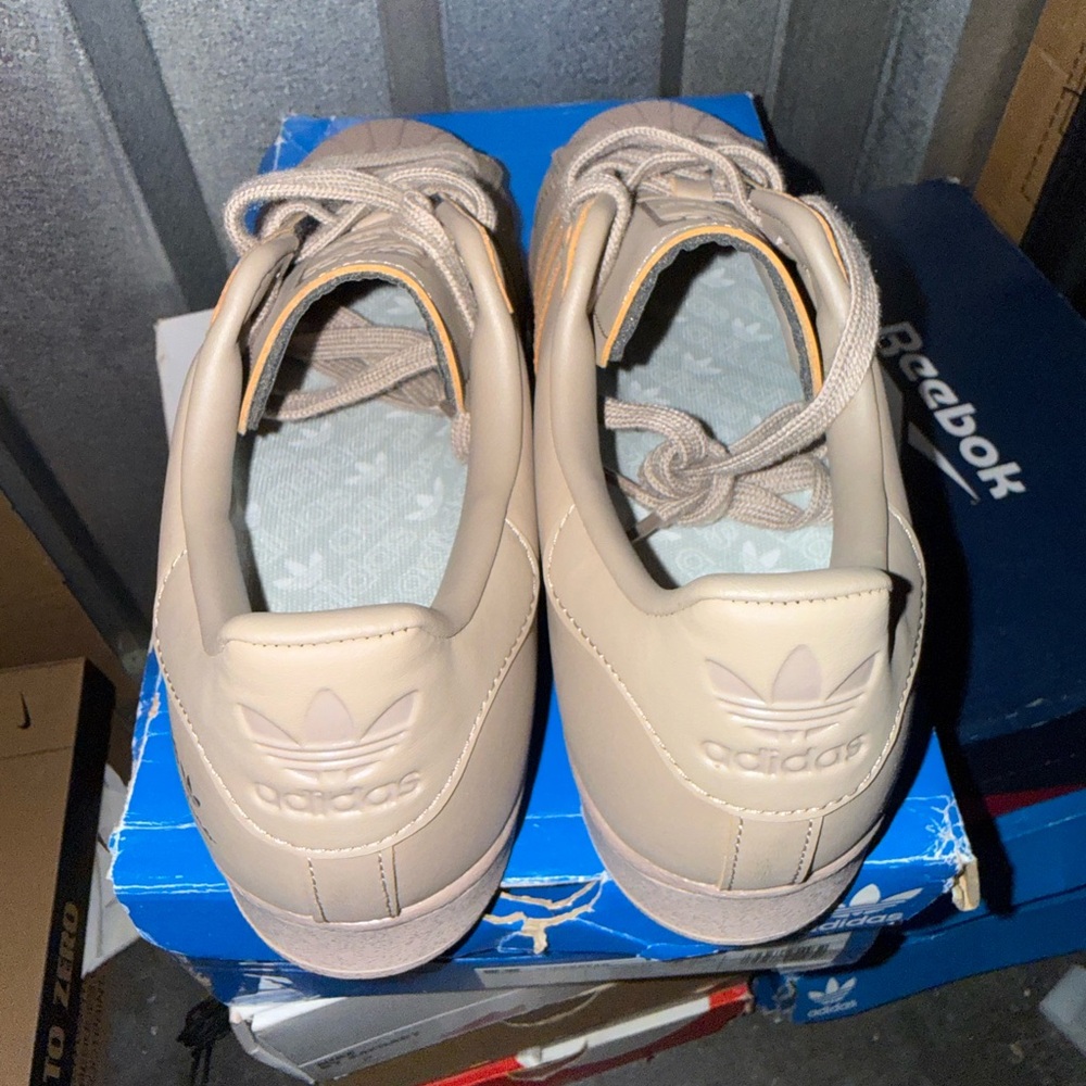 Adidas Superstar Shell Toe Tan sneakers size 8men rare find NEW - Picture 3 of 5